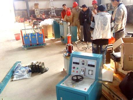 洛陽供電局紫金礦業(yè)公司電力實(shí)驗(yàn)設(shè)備調(diào)試現(xiàn)場(chǎng)